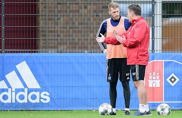 Dieter Hecking spricht mit Aaron Hunt beim Training.