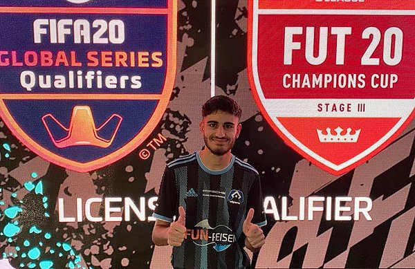 Beim 3. FUT Champions Cup in Atlanta (USA) fuhr Umut Gültekin den bisher größten Erfolg in der Geschichte von HSV eSports ein. Jetzt hat sich der 17-Jährige für eine andere Herausforderung entschieden. Umut Gültekin jubelt.
