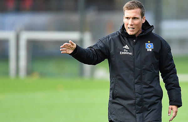 Hannes Wolf zeigt auf dem Trainingsplatz.
