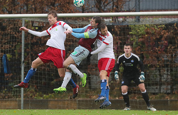 Die Flensburger wollten vor allem ihre Überlegenheit in der Luft ausnutzen. Henrik Giese (l.) und Matti Steinmann (r.) stemmten sich immer wieder dagegen.