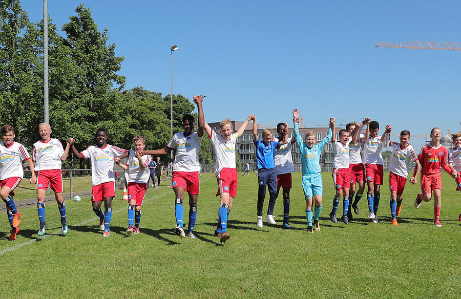 Die U13 feierte nach dem Sieg gemeinsam mit Eltern und Fans ihren Pokalsieg.