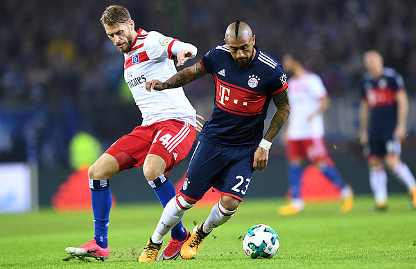 Aaron Hunt im Zweikampf mit Arturo Vidal um den Ball.