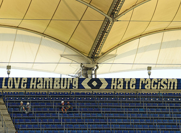 Klares Statement im Volksparkstadion. Auch die Vereinssatzung wird in Kürze einen Passus enthalten, um sich klar gegen jegliche Form der Diskriminierungen zu stellen. Der Schriftzug "Love Hamburg - Hate Racism" auf der Tribüne des Volksparkstadions.