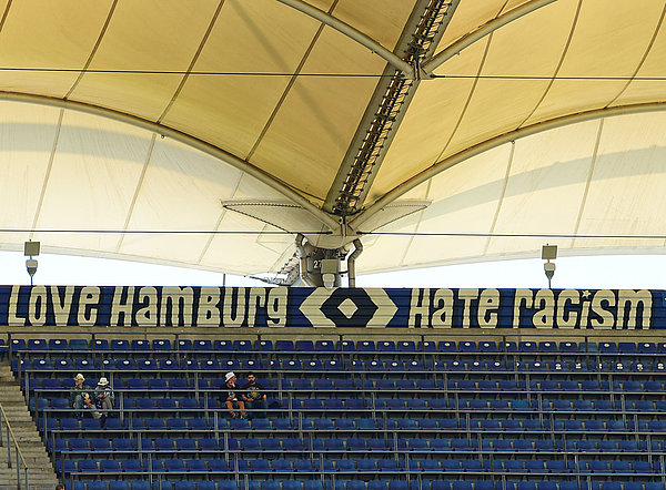 Der Schriftzug "Love Hamburg - Hate Racism" auf der Tribüne des Volksparkstadions.