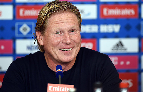 Markus Gisdol auf dem Podium bei der Pressekonferenz.