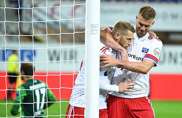 Und da war die Welt dann auch wieder in Ordnung: Aaron Hunt erzielte in der 82. Minute den entscheidenden Treffer zum 4:3-Sieg. Und da war die Welt dann auch wieder in Ordnung: Aaron Hunt erzielte in der 82. Minute den entscheidenden Treffer zum 4:3-Sieg.