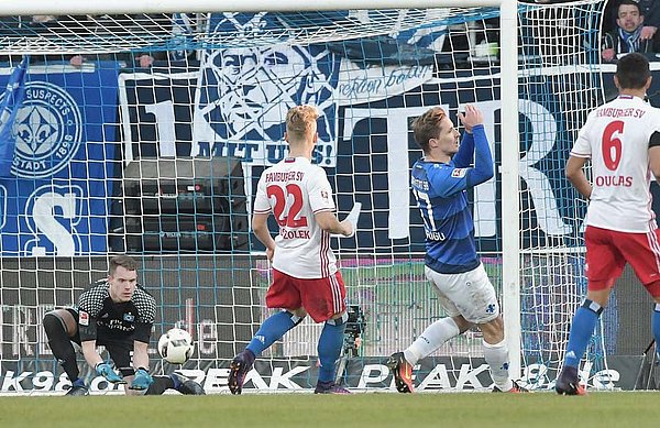 Christian Mathenia hält Ball gegen den SV Darmstadt 98.