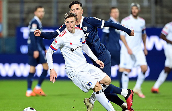 Robin Meißner - hier im Zweikampf mit Robert Zulj vom VfL Bochum - sammelte in den vergangenen Wochen wertvolle Spielpraxis bei den HSV-Profis. Robin Meißner hält den Ball gegen Robert Zulj.