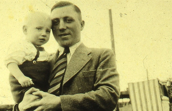 1938: Uwe Seeler auf dem Arm seines Vaters Erwin.