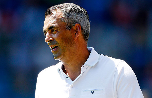 Seit Robin Dutt der Trainer ist, läuft es beim VfL Bochum. Nun hat der Club reagiert und den Vertrag mit seinem Coach vorzeitig verlängert. Robin Dutt schaut fokussiert.