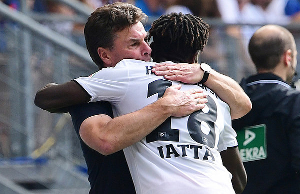Bakery Jatta und Dieter Hecking umarmen sich beim Spiel gegen Hannover 96.
