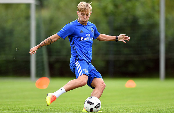 Lewis Holtby schießt im Training einen Ball. 