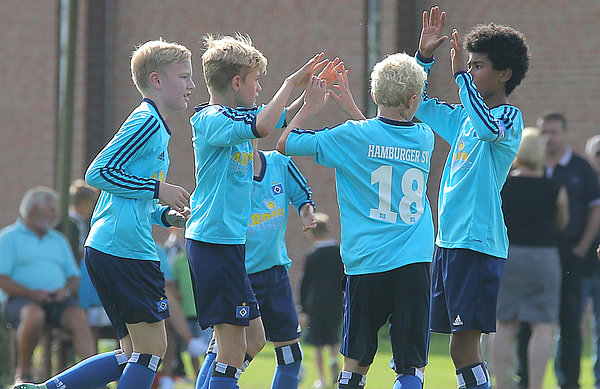 Die U12 des HSV spielte in Hartenholm ein Blitzturnier und wurde Zweiter. Die U12 jubelt.
