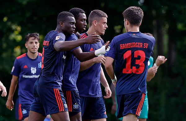 Die U21 konnte viele Trainingsinhalte gegen den FC Oberneuland schon gut auf den Platz transportieren. Die U21 konnte viele Trainingsinhalte gegen den FC Oberneuland schon gut auf den Platz transportieren.
