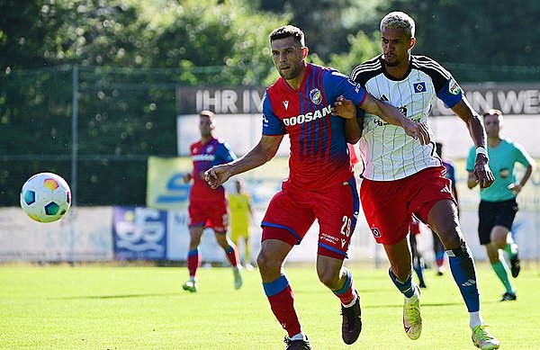 HSV striker Robert Glatzel was robust without the ball and provided his usual threat in front of goal.