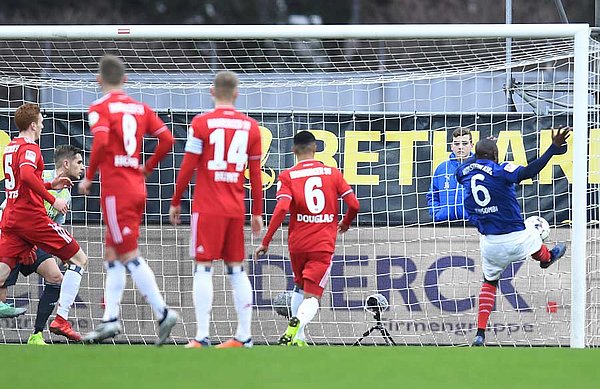 Kinsombi drückt aus kurzer Distanz zum 2:0 ein.