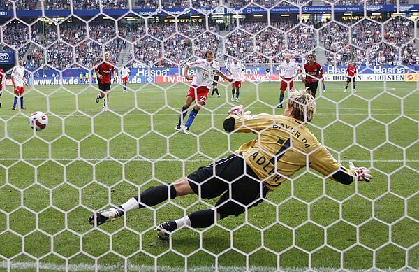 Rafaelvan der Vaart trifft per Elfmeter gegen Rene Adler. 
