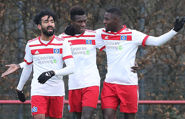 Mohamed Gouaida, Bakery Jatta und Stephan Ambrosius (v.l.) freuen sich über den Treffer zum 2:2.