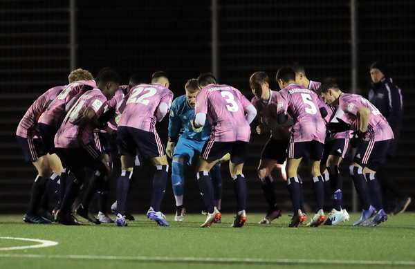 Ein letztes Anheizen vor Spielbeginn: Die U17 ist souverän ins Halbfinale des Hamburger Pokals eingezogen. U17 wärmt sich auf.
