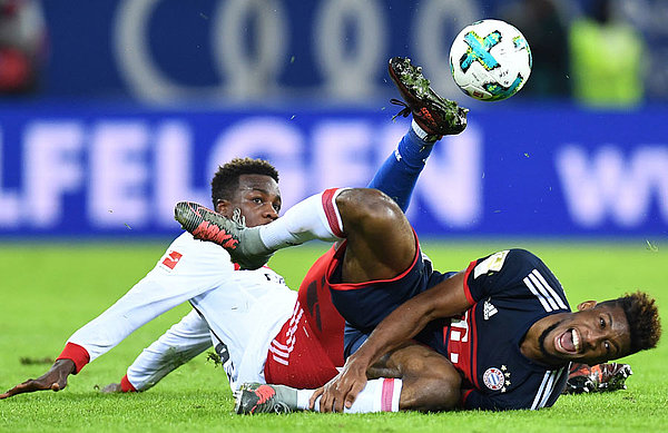 Gideon Jung und Kingsley Coman liegetn am Boden nach dem Foul des Hamburgers. 