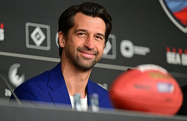 Jonas Boldt freut sich auf den Auftritt der American Footballer im Volksparkstadion. Jonas Boldt freut sich auf den Auftritt der American Footballer im Volksparkstadion.