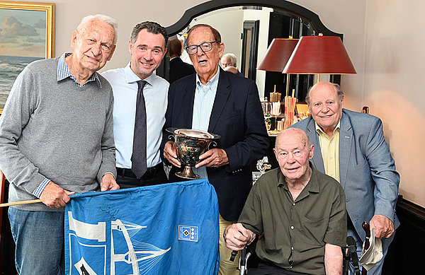 Ernst Kreuz, Dirk Kowalke, Horst Schnoor, Willi Giesemann und Charly Dörfel (v.l.) sind sich einig: Tradition verbindet. Ernst Kreuz, Dirk Kowalke, Horst Schnoor, Willi Giesemann und Charly Dörfel (v.l.) sind sich einig: Tradition verbindet.
