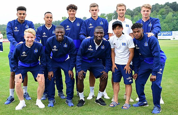 Die Spieler Vagnoman, Knost, David, Behrens, Steinmann, Arp, Drawz, Opoku, Ambrosius, Ito und Kwarteng stehen zu einem Gruppenfoto zusammen. 