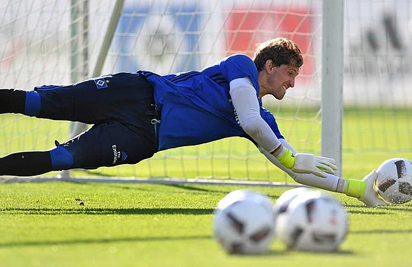 Rene Adler fliegt beim Torwart-Training in die linke Ecke.