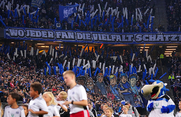 Ein stimmungsvolles Highlight dieses ganz besonderen Abends im Volksparkstadion war die erste eigene und wirklich tolle Choreo der "HSV Young Ones".