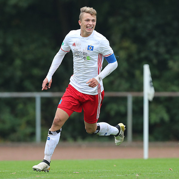 Fiete Arp bejubelt seinen Siegtreffer zum 3:2 in Niendorf. Fiete Arp bejubelt seinen Siegtreffer zum 3:2 in Niendorf.
