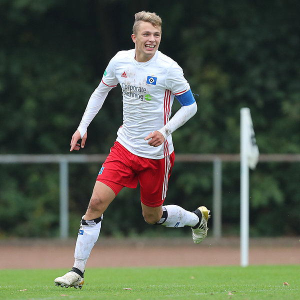 Fiete Arp bejubelt seinen Siegtreffer zum 3:2 in Niendorf.