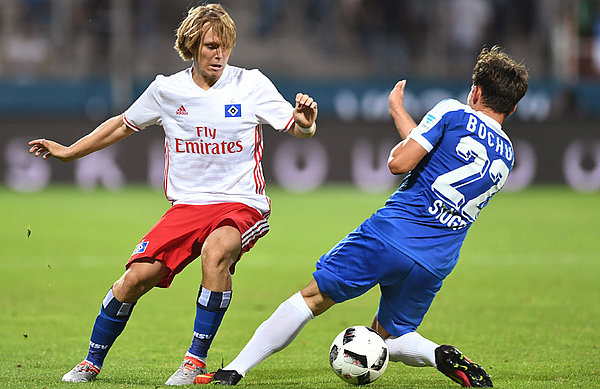 Alen Halilovic im Zweikampf mit Kevin Stöger.