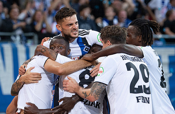 Teamplayer: Auch beim Torjubel ist Leibold meist ganz vorn dabei, gilt in Mannschaftskreisen als geschätzter Teamkollege. Tim Leibold bejubelt gemeinsam mit seinen Teamkollegen den 1:0-Führungstreffer gegen Bochum.