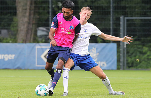 Mohamed Gouaida (l.) konnte sich im Testspiel gegen Kolding im Mittelfeldzentrum mehrfach durchsetzen.