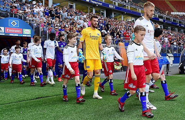 Heuer Fernandes läuft beim Spiel gegen RSC Anderlecht mit den Mitspielern in das Volksparkstadion ein. 