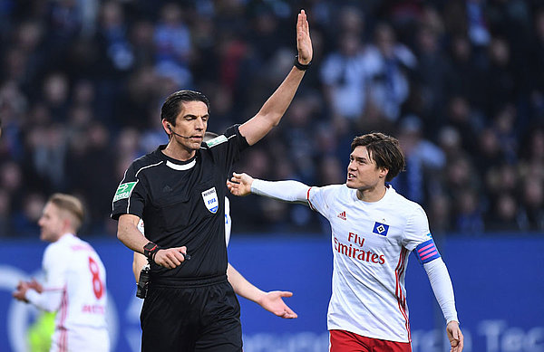 Time for a chat: HSV captain Sakai and match referee Aytekin, who disallowed three Rothosen goals for offside.