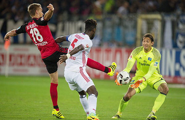 Freiburgs Nils Petersen im Zweikampf gegen Johan Djourou und Rene Adler.