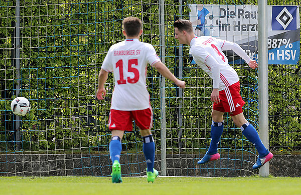 In diesem Moment köpft Törles Knöll (r.) das 1:0 für die U21 des HSV.