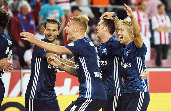 Spieler bejubeln einen Treffer.