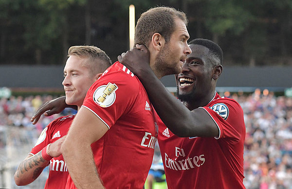 Stephan Ambrosius set up Pierre-Michel Lasogga to restore HSV’s advantage at 3-2.