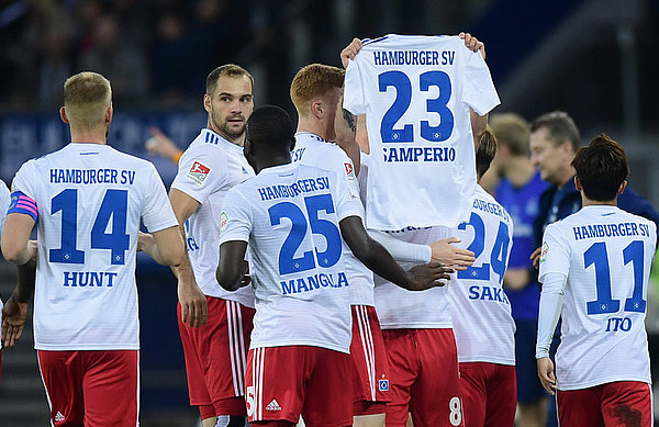 Schöne Geste: Seinen Treffer zum 1:0 feierte Lewis Holtby mit den Mannschaftskollegen und dem Trikot des schwer verletzten Jairo Samperio.