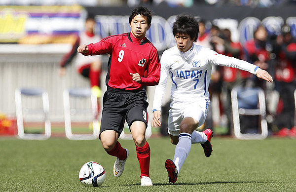 Ito führt den Ball im Trikot von Kashiwa Reysol.