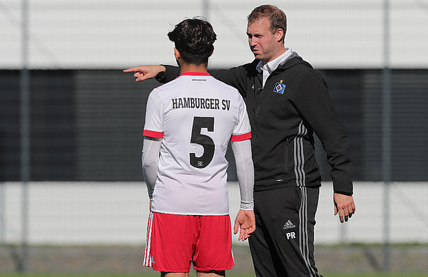 Pit Reimers gibt Anweisungen am Platz.