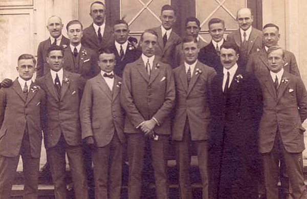 The members of the HSV team lining up for a team photo in 1922. (Photo: HSV Archives)