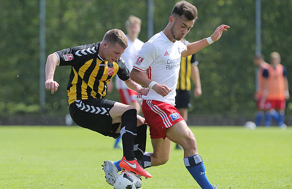 Mustafa Ercetin gab gegen den SV Eichede sein Regionalliga-Debüt. Wie siene Kollegen spielte er eine gute und eine weniger gute Halbzeit. In Hannover sollen es 90 gute Minuten werden. Mustafa Ercetion von der U21 im Zweikampf gegen einen Eicheder.