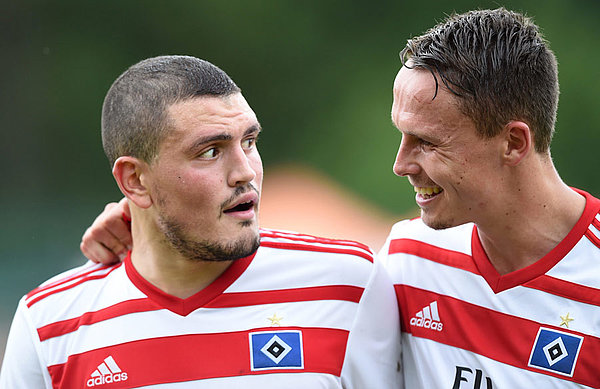 Auf einmal Kollegen: Papadopoulos und Thoelke. "Ich bin hier super aufgenommen worden", sagt der Neuzugang. Kyriakos Papadopoulos und Bjarne Thoelke lachen zusammen auf dem Platz.