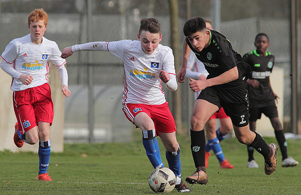 Schneller als die Gegner aus Hannover: U15-Kicker Arlind Rexhepi (l.). Arlind Rexhepi aus der U15 enteilt seinem Gegner aus Hannover.