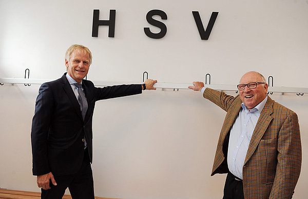 HSV-Präsident Jens Meier und Uwe Seeler im neuen Umkleidehaus.