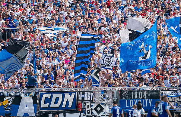 Wie immer begleiten zig Tausende HSV-Fans ihre Mannschaft zum Auswärtsspiel - und in Bochum hoffen sie darauf, wie hier beim letzten Auswärtssieg in Karlsruhe wieder über einen Dreier jubeln zu können.