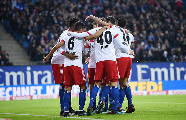 Die HSV-Spieler jubeln in der Gruppe über den Heimerfolg gegen Hoffenheim im Hinspiel. 